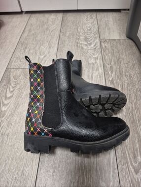Mexx Girls Black Ankle Chelsea Boots With Multicolor Distincitive Kisses Design